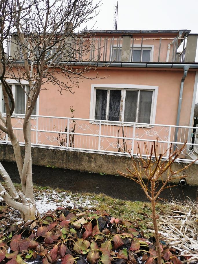 Ponúkame na predaj poschodový rodinný dom v Nýrovciach